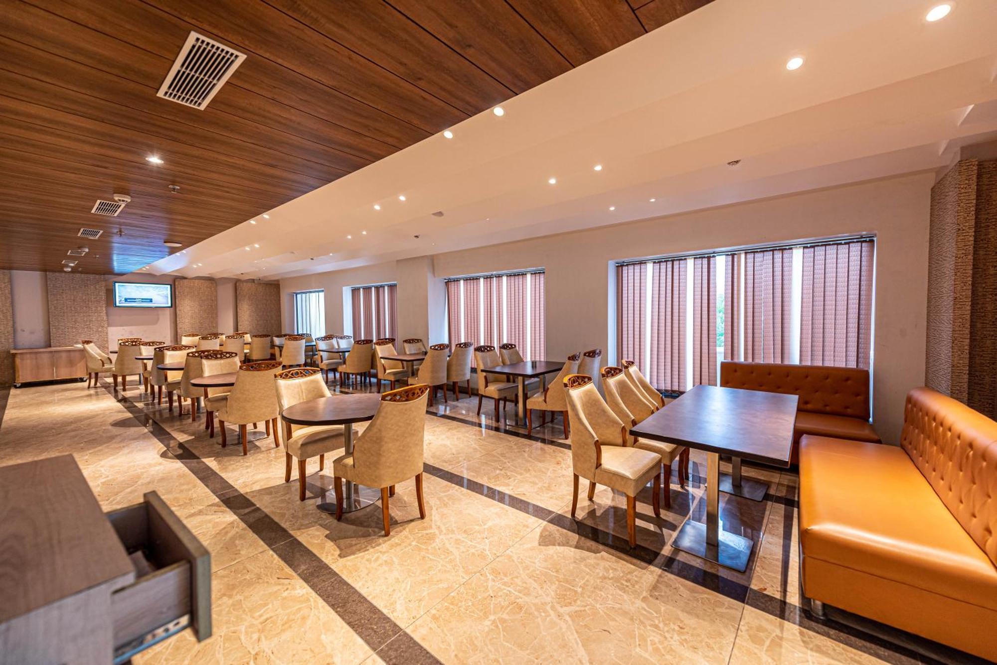 The Elite Lucknow Convention Hotel Exteriör bild